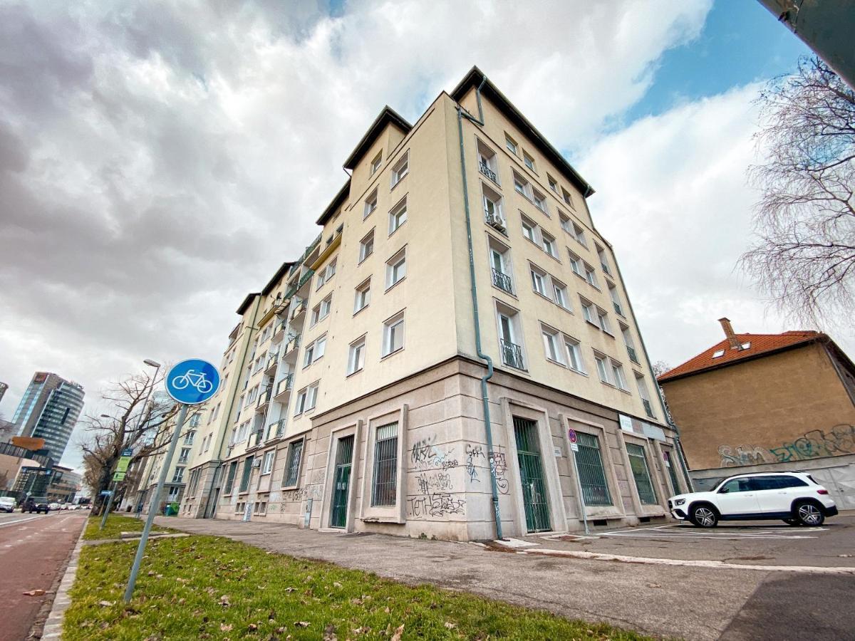 Steps From Nivy & Main Bus Station Appartement
